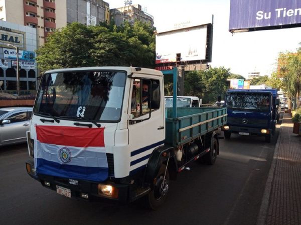 Transportistas cierran acceso de la entrada principal de la Aduana en CDE