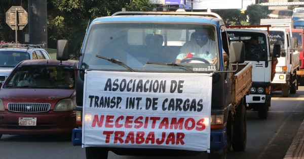 Camioneros protestan y exigen paso de despachos menores