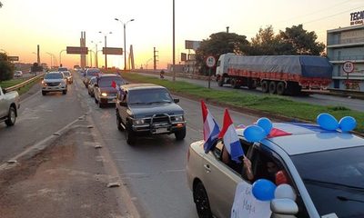 Realizan caravana a favor de Efraín Alegre