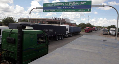 Denuncian trato inhumano a choferes paraguayos en el lado argentino » Ñanduti