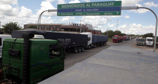 Denuncian trato inhumano a choferes paraguayos en el lado argentino » Ñanduti