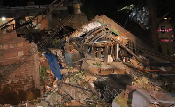 HOY / Explosión y derrumbe en taller mecánico de Villa Elisa: reportan un fallecido y varios heridos
