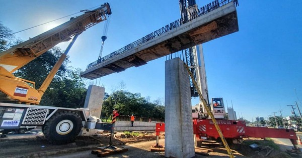 Montan primeros dinteles para viaducto en zona del Botánico