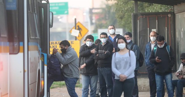 Usuarios reclaman demora de buses en inicio de fase 3