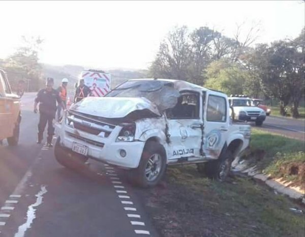 Patrullera de la policía volcó - Campo 9 Noticias