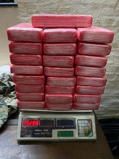 Cae agente policial junto a dos personas con más de 52 kg de cocaína - Nacionales - ABC Color