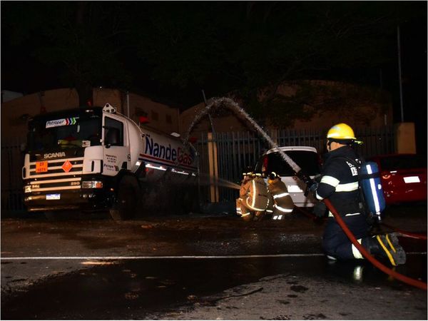 Un menor fallecido y seis heridos deja explosión de camión cisterna