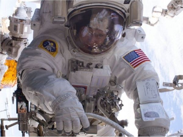 Astronautas de la EEI realizarán dos caminatas espaciales