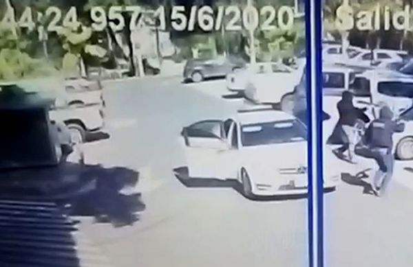 Cuatro maleantes asestan un alevoso golpe en estacionamiento de shopping - Judiciales y Policiales - ABC Color