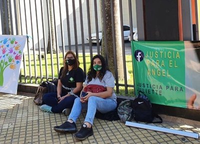"No queremos otra Cecilia" he´i encadenada que pide justicia por "Yuyu" | Crónica