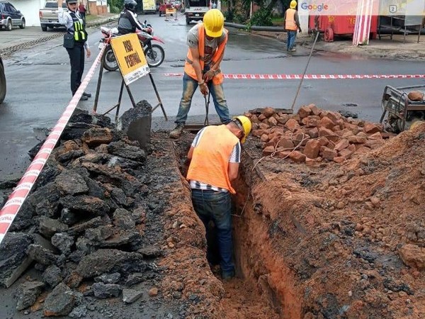 Inhabilitan media calzada de la Ruta PY02 por obras sanitarias - ADN Paraguayo