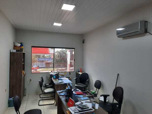 Solitario bandido roba dinero y una pistola de oficinas administrativas de un surtidor