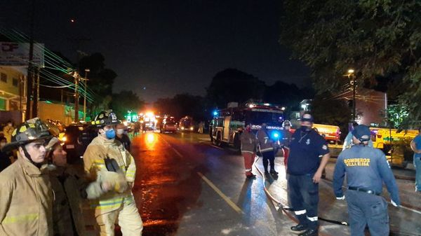 Todo apunta a que negligencia provocó explosión en Villa Elisa: Mecánicos soldaban un camión cisterna cargado