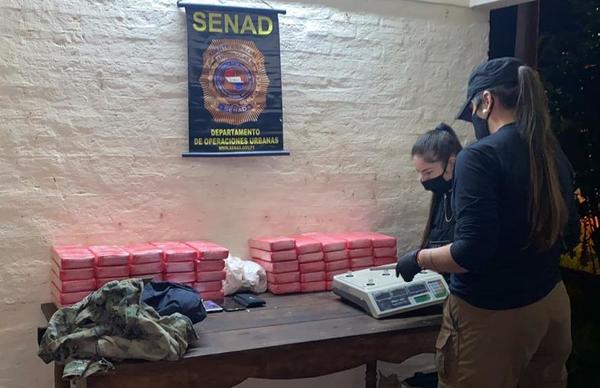 SENAD DETUVO A TRES PERSONAS CON CERCA DE 53 KILOS DE COCAÍNA EN CORONEL OVIEDO