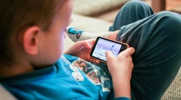 Alertan sobre daños que producen el celular y las tablets en niños