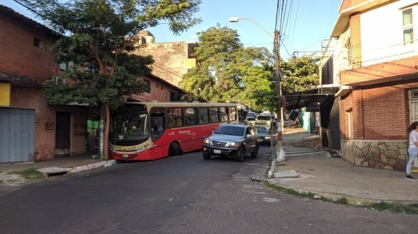 HOY / Lìnea 27 pierde sus ruedas y obstaculiza tránsito en zona Mercado 4