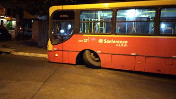 Bus queda varado tras perder una rueda y genera congestión en zona del Mercado 4 - Nacionales - ABC Color
