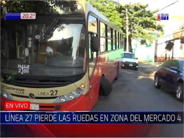 Bus pierde una rueda y obstaculiza tránsito en zona del Mercado 4