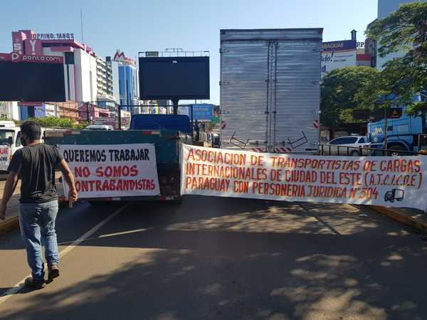 Transportistas bloquean acceso a la Aduana en reclamo de trabajo