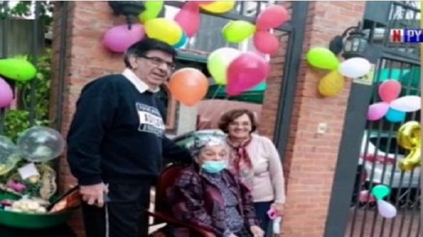 Celebran el cumpleaños 94 de una mujer con caravana frente a su casa