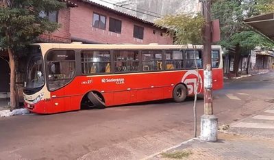Bus de la Línea 27 pierde un rueda y termina chocando