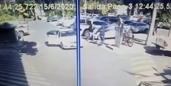 HOY / Hay dos detenidos por asalto a local gastronómico del Shopping del Sol