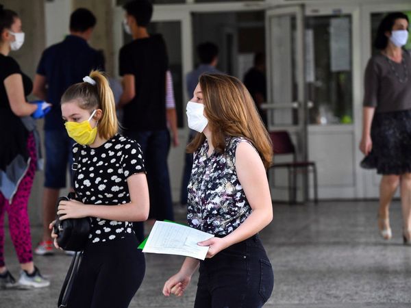 Menores de 20 años son la mitad de susceptibles de contraer Covid-19