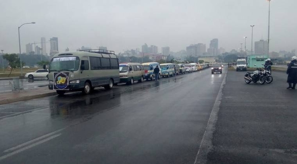 HOY / Sin clases, sin trabajo: transportistas escolares advierten con encadenarse frente al Congreso