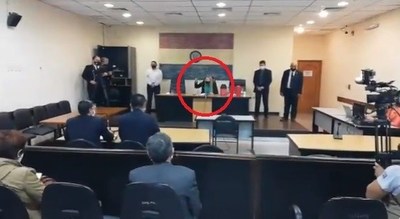 Con martillazos, jueza exige a Efraín Alegre que termine con su show y que se saque la bandera paraguaya del cuello - ADN Paraguayo