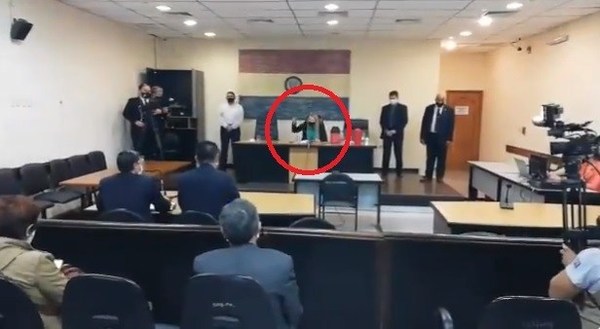 Con martillazos, jueza exige a Efraín Alegre que termine con su show y que se saque la bandera paraguaya del cuello - ADN Paraguayo