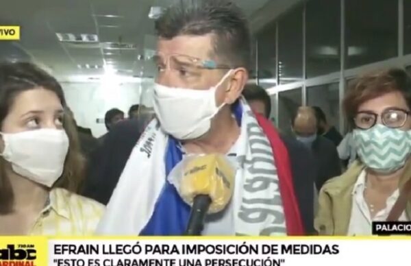 Jueza hace callar a Efraín al inicio de audiencia