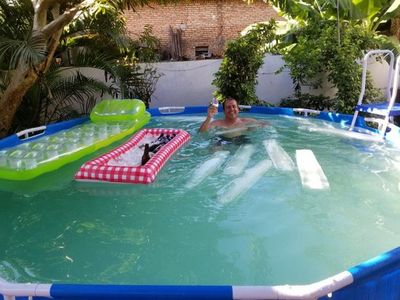 Puso barras de hielo en su pileta para aplacar el calor