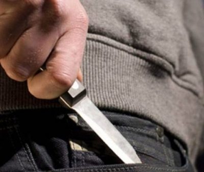 Asesinó a su expareja frente a sus hijos y huyó