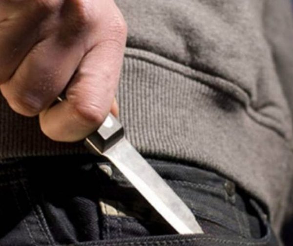 Asesinó a su expareja frente a sus hijos y huyó