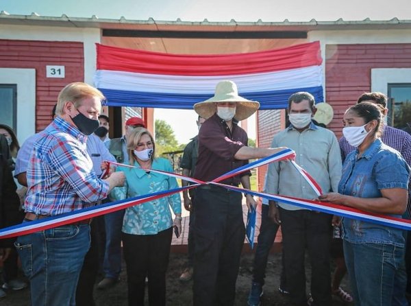 Entregan viviendas sociales a comunidades nativas | Noticias Paraguay