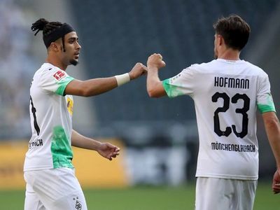 El Gladbach se mantiene en la lucha por la Champions