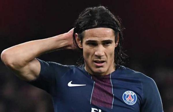 Cavani relajado: trabajando en el campo mientras se entera que no seguirá en el PSG - C9N