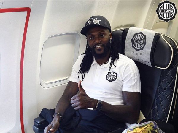 Adebayor está dispuesto a "sacrificar ingresos" con tal de volver
