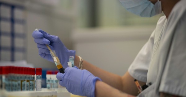 Los menores de 20 tienen la mitad de posibilidades de contraer COVID-19