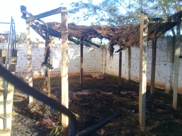 Queman quincho de paja del Colegio Nacional Campo 9 - Campo 9 Noticias