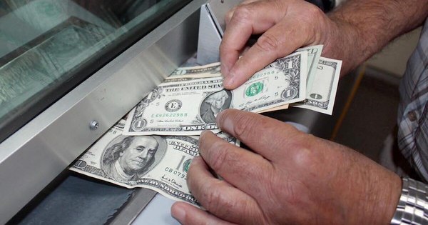 El dólar tocó el techo de G. 6.700 minorista