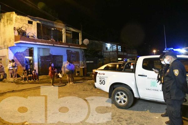 Comisario y esposa causan zozobra en Ricardo Brugada, denuncian vecinos - Nacionales - ABC Color