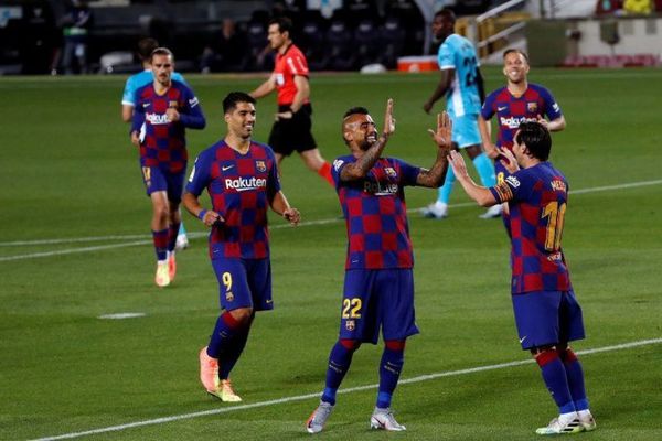 Barcelona triunfa y se afianza en la cima