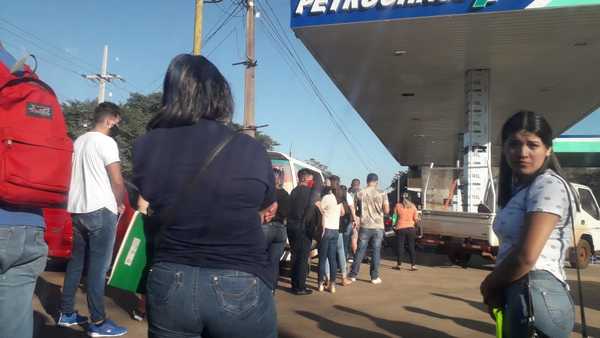 Kelembu llama para empleados de su estación de servicio