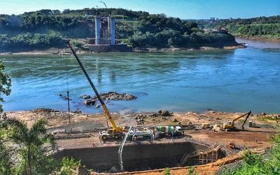 Alistan base para torre principal de puente internacional en Franco