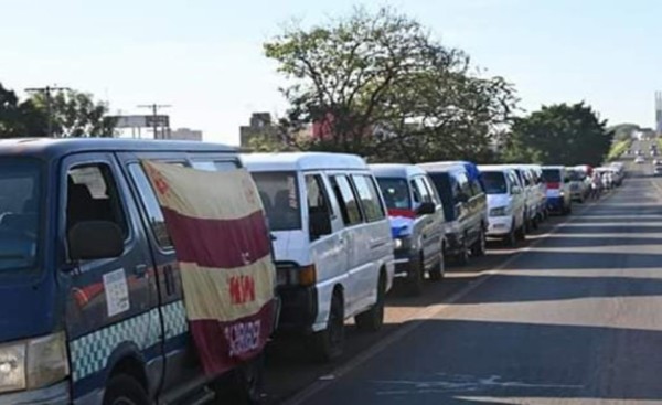 Trabajadores del volante se movilizan exigiendo asistencia económica