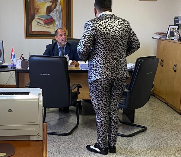 ¡Ey, está de vuelta! Abogado se presentó al Poder Judicial con su traje animal print y casi no le dejan entrar - Megacadena — Últimas Noticias de Paraguay