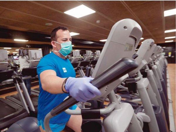 Sin pilas y con kilitos de más volvieron al gym para pesoquear