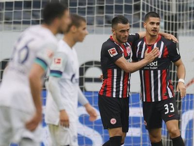 André Silva agranda su racha; el Schalke agrava su caída