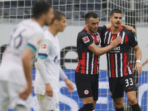 André Silva agranda su racha; el Schalke agrava su caída
